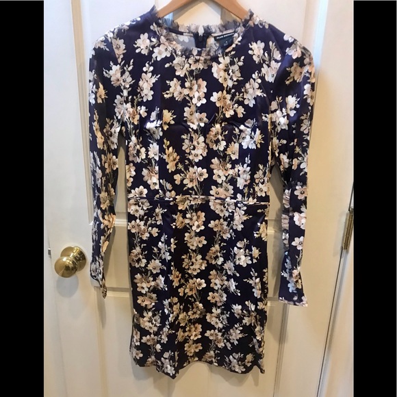 Club Monaco Dresses & Skirts - Club Monaco Floral Dress Size 0